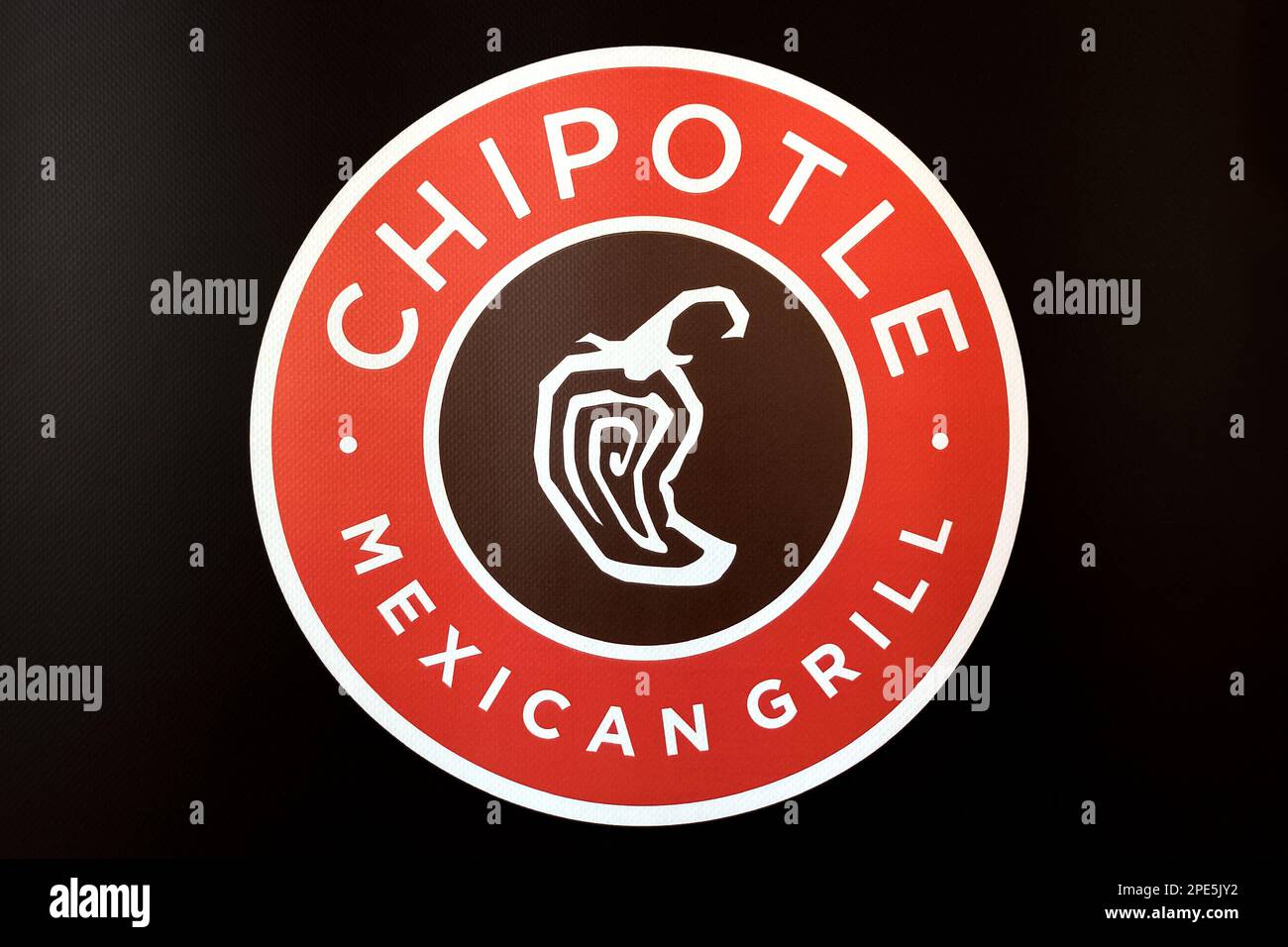 ST. PAUL, MN, USA - 26 FEBBRAIO 2023: Primo piano del logo del marchio Chipolte Mexican Grill. Foto Stock
