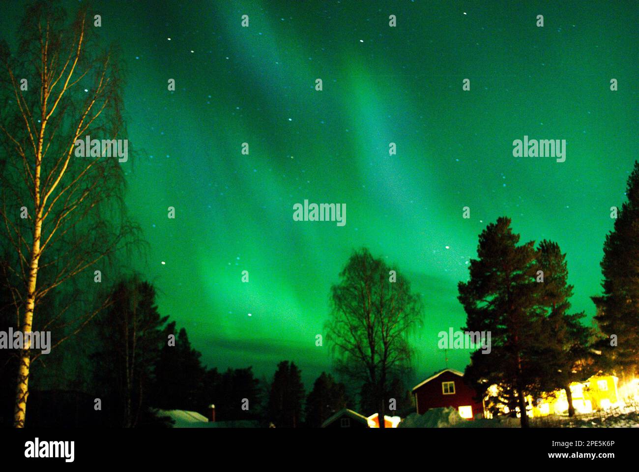 Aurora boreale sopra il fiume nel nord della Svezia Foto Stock