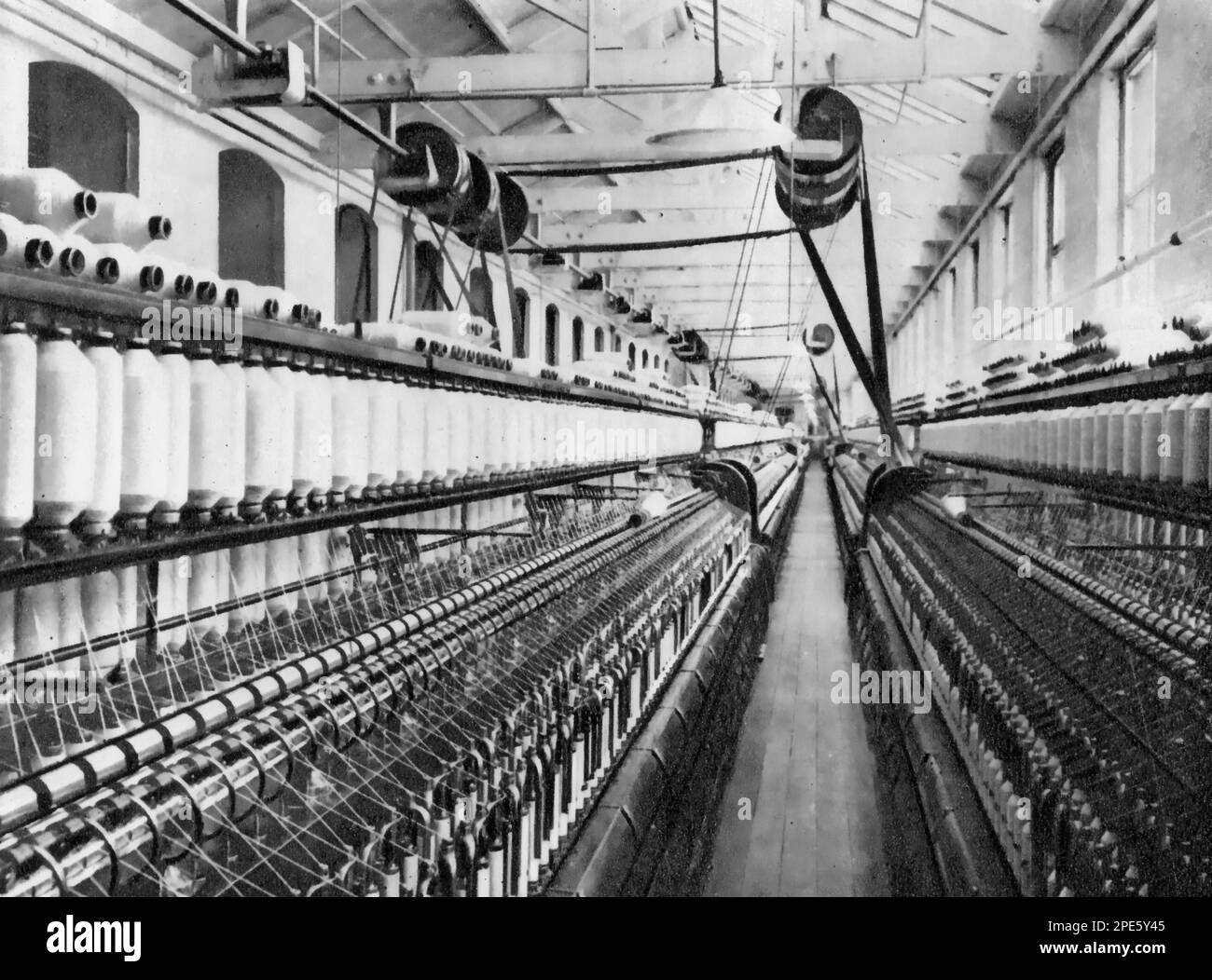 Fly Frames presso la fabbrica di Dobson & Barlow, c1933. Dobson e Barlow sono stati produttori di macchine tessili con impianti a Bolton, Greater Manchester. Foto Stock Fly Frames presso la fabbrica di Dobson & Barlow, c1933. Dobson e Barlow sono stati produttori di macchine tessili con impianti a Bolton, Greater Manchester. Foto Stock