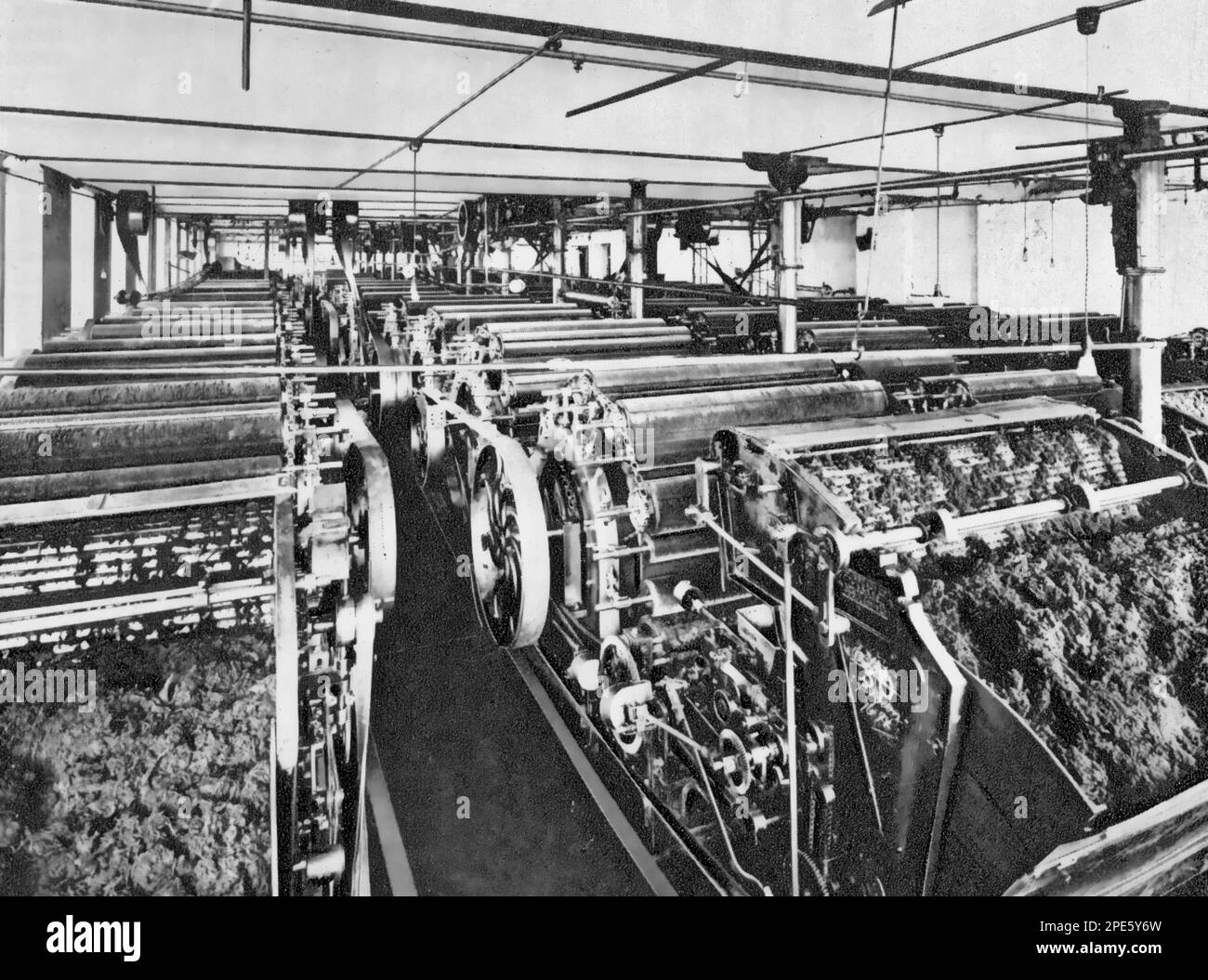Macchine cardatrici presso la fabbrica di John Edward Crowther Ltd., Marsden, West Yorkshire, c1933. La cardatura è un processo meccanico che districia, pulisce e mescola le fibre per produrre un nastro continuo o nastro adatto per la successiva lavorazione. Foto Stock