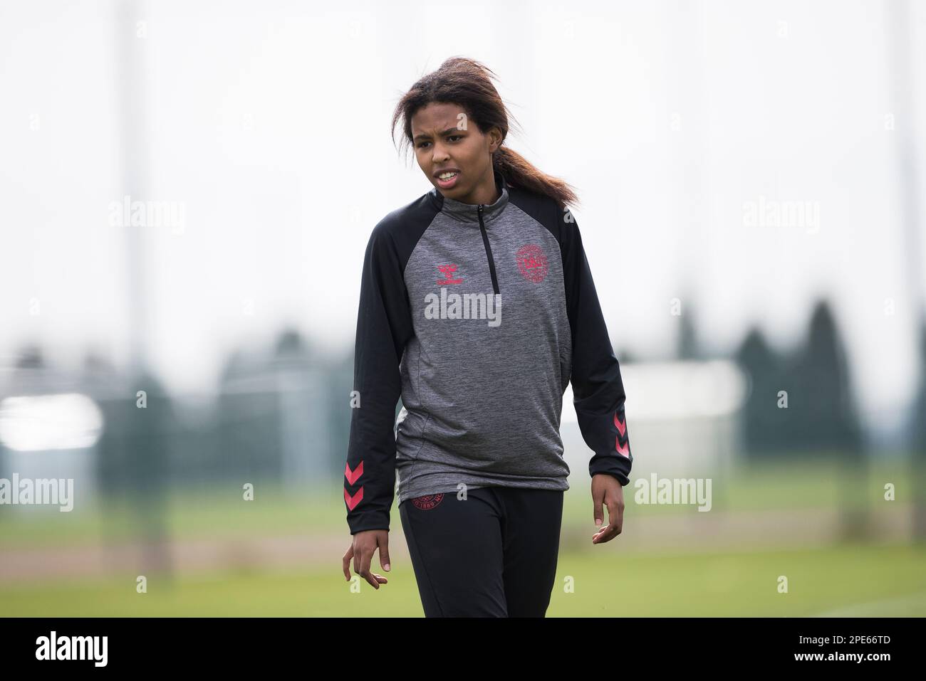 Belgrado, Serbia, 14 marzo 2023. Signe Christensen di Danimarca reagisce durante la sessione di allenamento femminile U17 della Danimarca presso il Centro sportivo di fa di Serbia - piazzola 3 a Stara Pazova, Serbia. Marzo 14, 2023. Credito: Nikola Krstic/Alamy Foto Stock