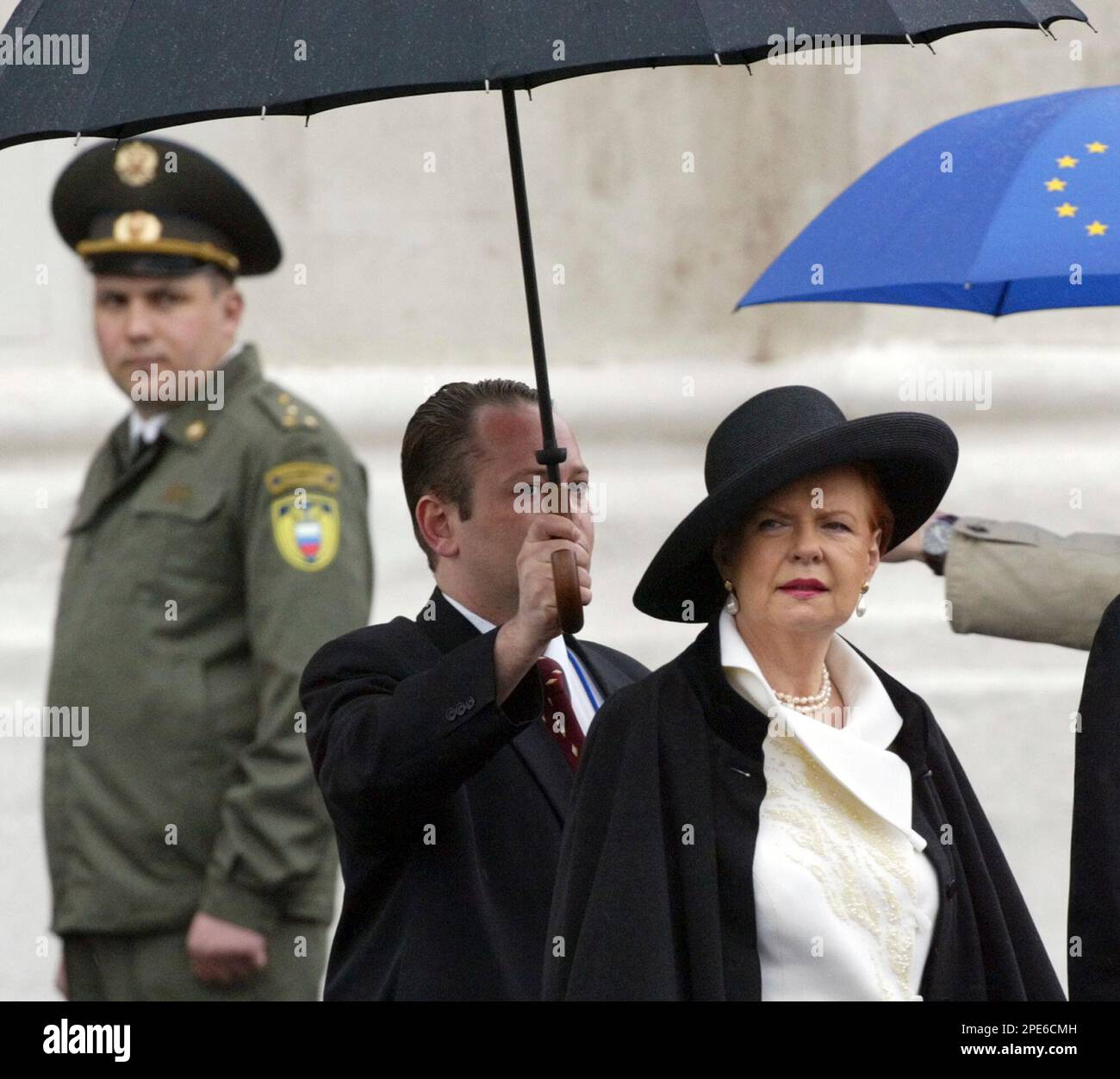 Latvian President Vaira Vike-Freiberga enters Red Square in Moscow, Monday, May 9, 2005. World leaders whose countries fought each other in World War II paid tribute to the fallen soldiers and millions of civilian dead, joining Russian President Vladimir Putin on Red Square for a lavish military parade celebrating the 60th anniversary of the Allied victory over Nazi Germany. (AP Photo/ Misha Japaridze) Foto Stock