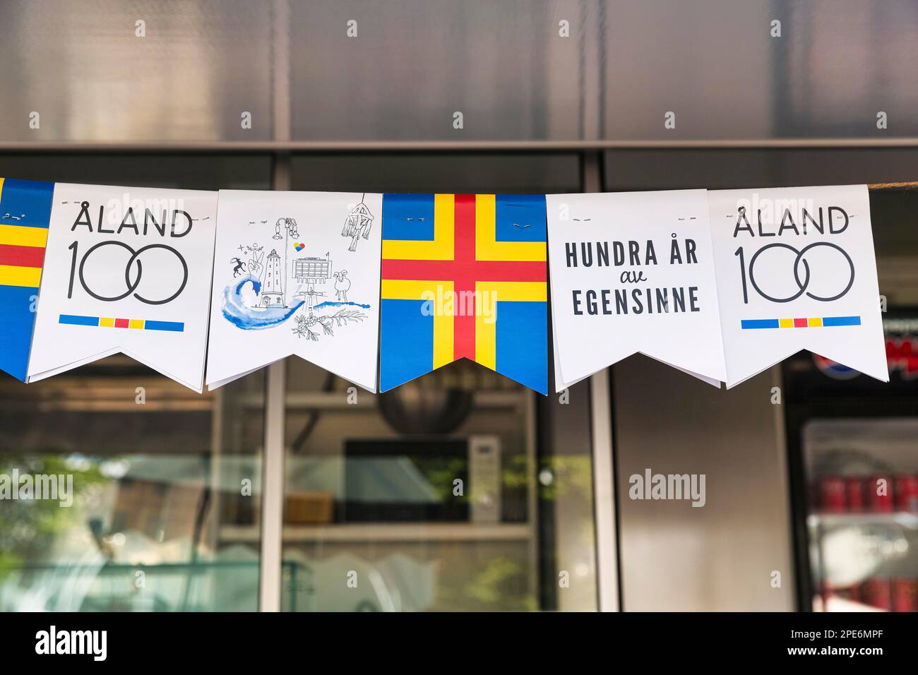 Vari pennants per l'anniversario, iscrizione 100 anni di testardaggine, autonomia, bandiera Aland, Mariehamn, Isole Aland, Finlandia Foto Stock