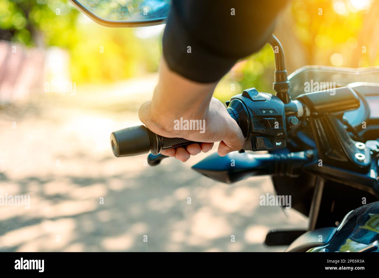 Mani di un motociclista sul manubrio, primo piano delle mani sul manubrio di una motocicletta. Mani di una persona sul manubrio della motocicletta. Foto Stock