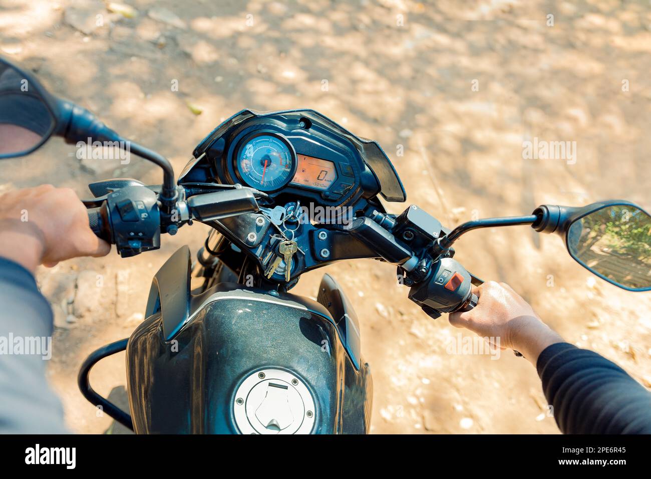 Vista delle mani di un motociclista sul manubrio. Vista delle mani sul manubrio di una motocicletta, delle mani dell'uomo sul manubrio della motocicletta Foto Stock