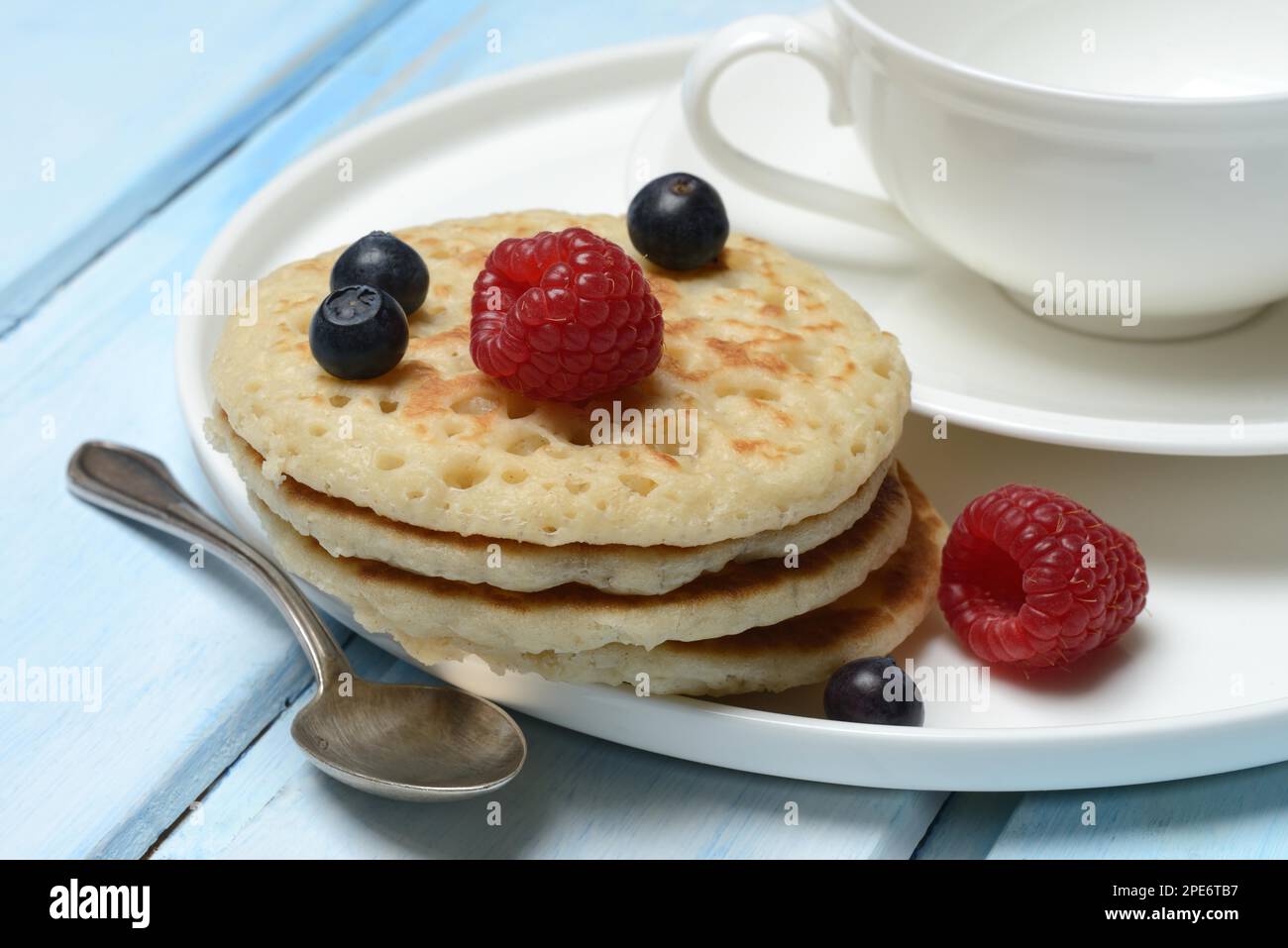 Blini, mini pancake con frutta, blini Foto Stock