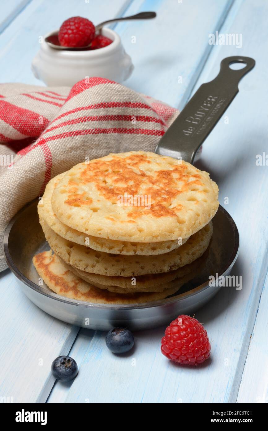 Blini, mini pancake con frutta, blini Foto Stock