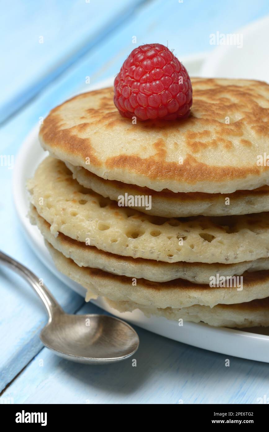 Blini, mini pancake con frutta, blini Foto Stock