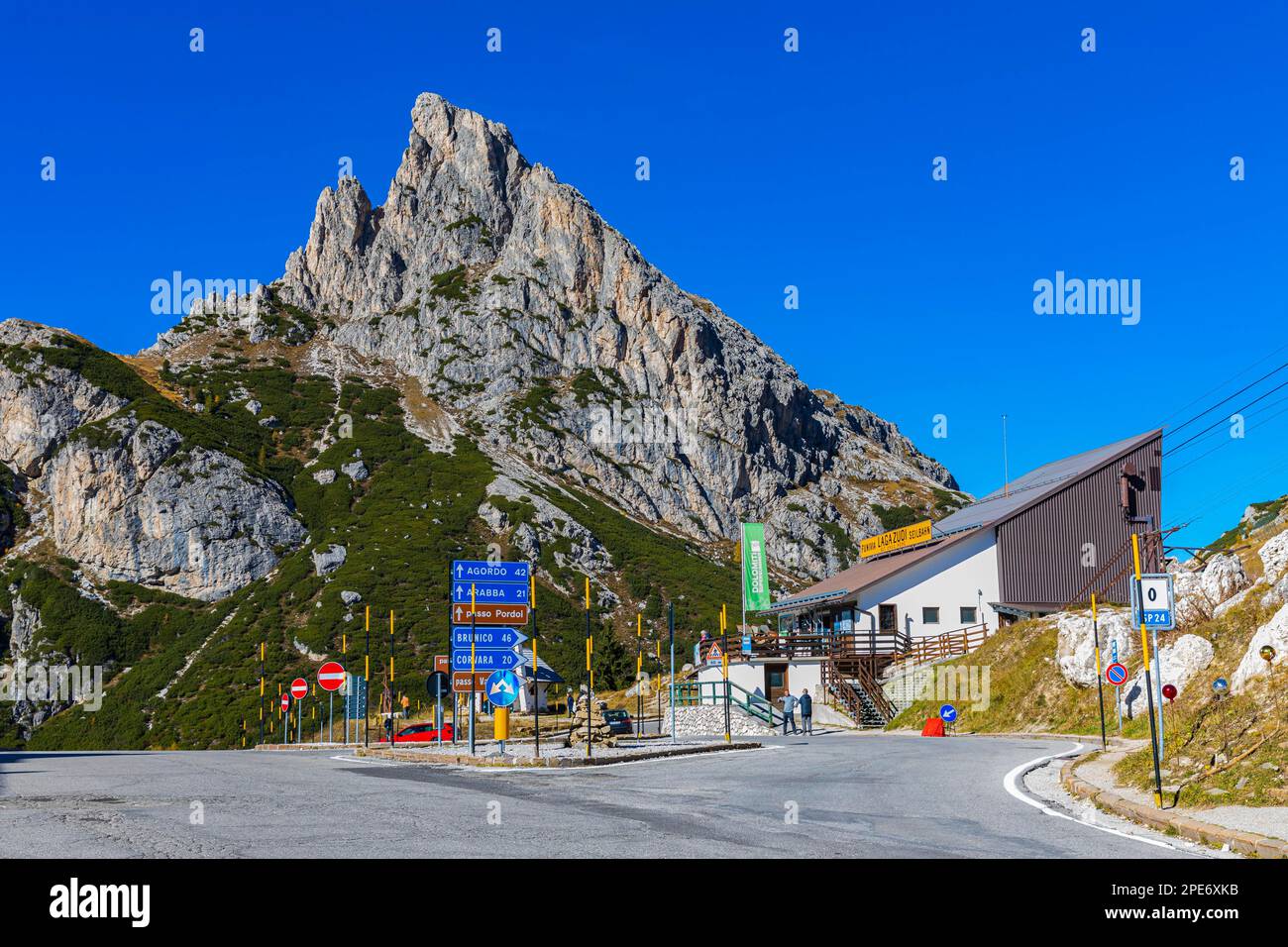 Cartello al Passo Falzarego, dietro la vetta del SAS de Stria, Hexenstein, Hexenfels, Dolomiti, Alto Adige, Italia Foto Stock