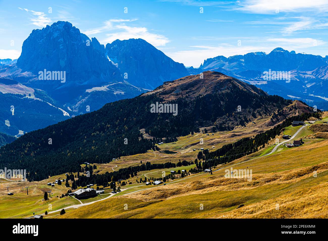 La collina marrone del Picberg, sullo sfondo il gruppo Sassolungo, Val Gardena, Dolomiti, Alto Adige, Italia Foto Stock