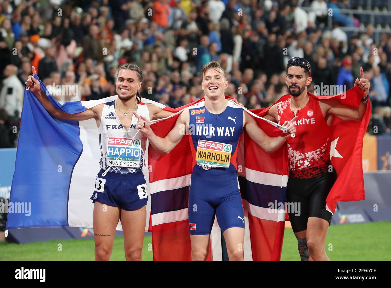 Karsten WARHOLM, Wilfried HAPPIO & Yasmani COPELLO festeggia con le loro bandiere nazionali al Campionato europeo di Atletica 2022 Foto Stock