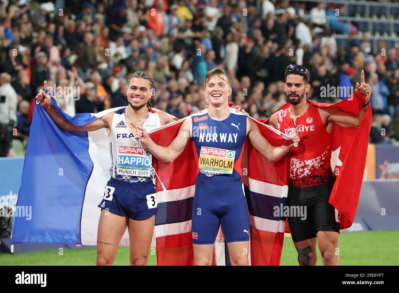 Karsten WARHOLM, Wilfried HAPPIO & Yasmani COPELLO festeggia con le loro bandiere nazionali al Campionato europeo di Atletica 2022 Foto Stock