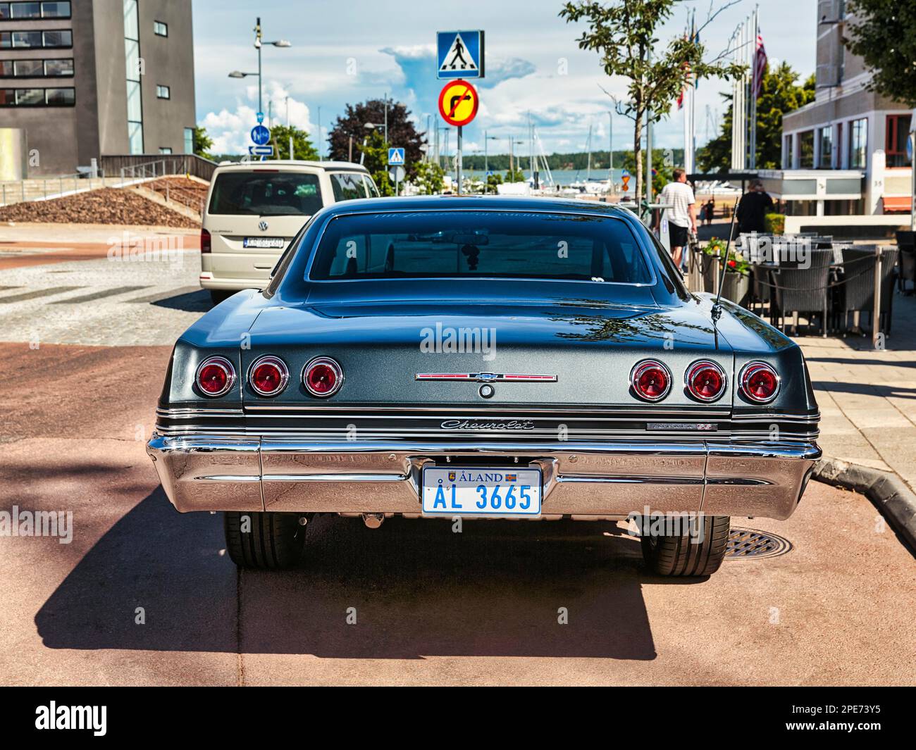 Chevrolet, vecchio incrociatore stradale con targa, targa della regione autonoma di Aland, Mariehamn, Isole Aland, Isole Aland, Finlandia Foto Stock