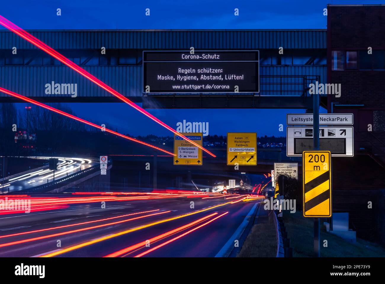 Display Vario sul tronco stradale B10 B14 con informazioni sulla protezione corona, fotografia notturna con tracce leggere di veicoli, Stoccarda Foto Stock