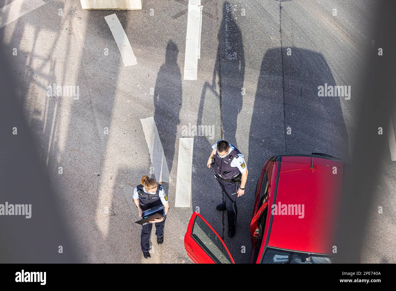 Agenti di polizia durante un controllo con un computer portatile, Stoccarda, Baden-Wuerttemberg, Germania Foto Stock