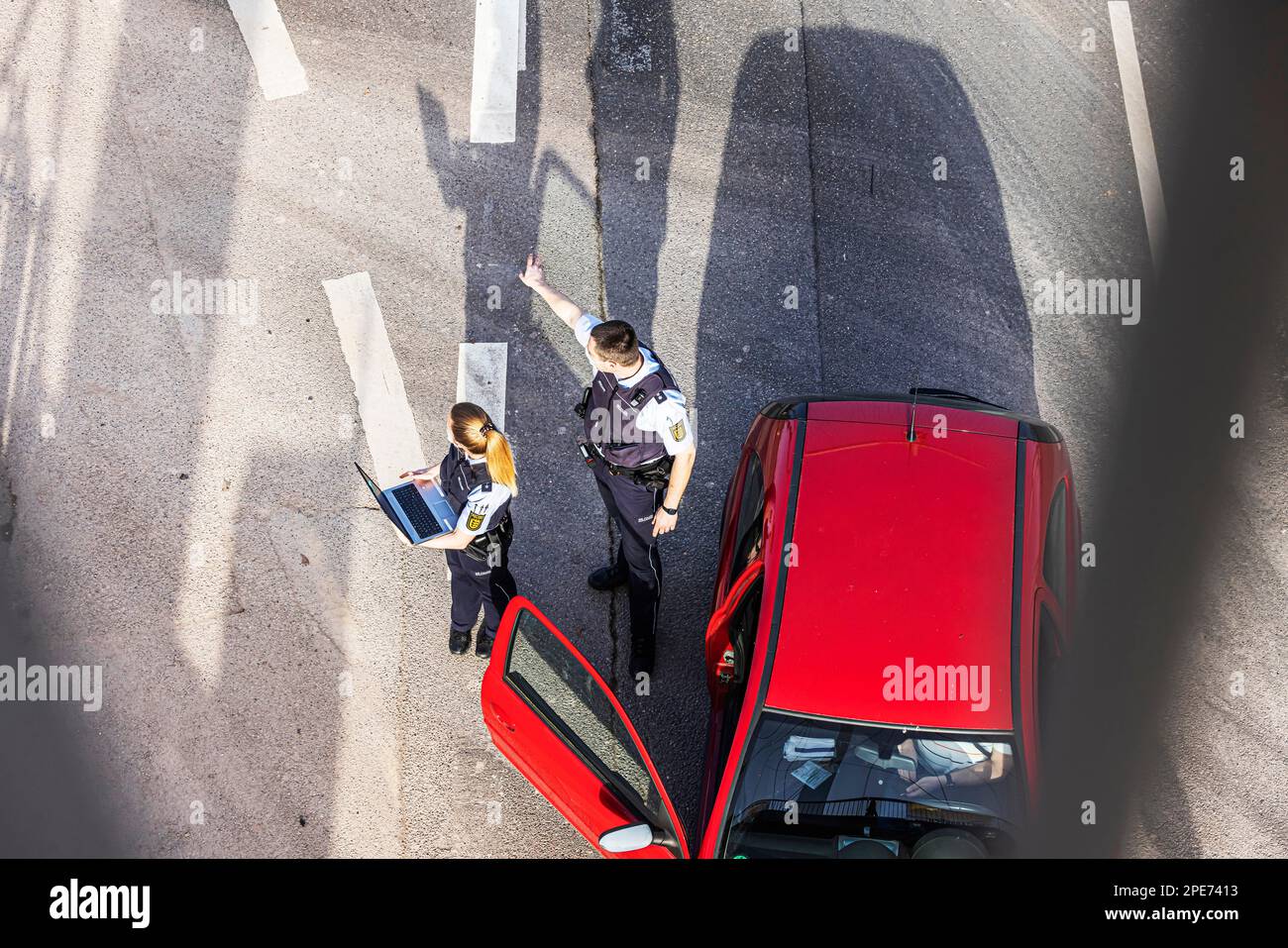 Agenti di polizia durante un controllo con un computer portatile, Stoccarda, Baden-Wuerttemberg, Germania Foto Stock