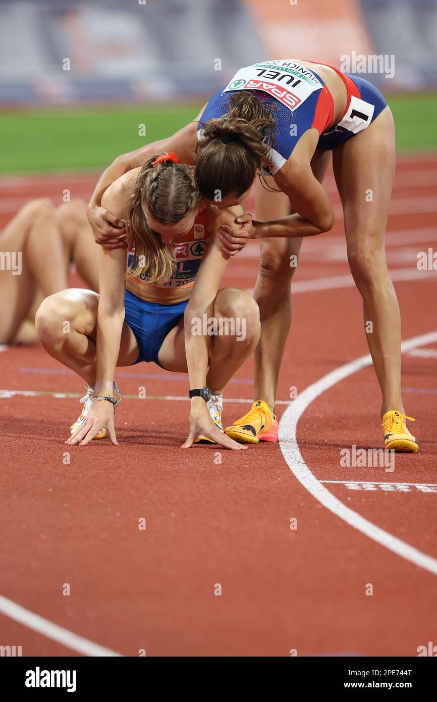 Femke BOL con Amalie IUEL dopo la finale Hurdles 400m al Campionato europeo di Atletica 2022 Foto Stock