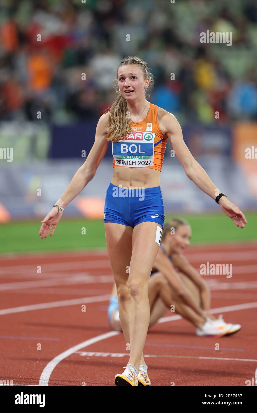 Femke BOL dopo aver vinto la finale Hurdles 400m al Campionato europeo di Atletica 2022 Foto Stock