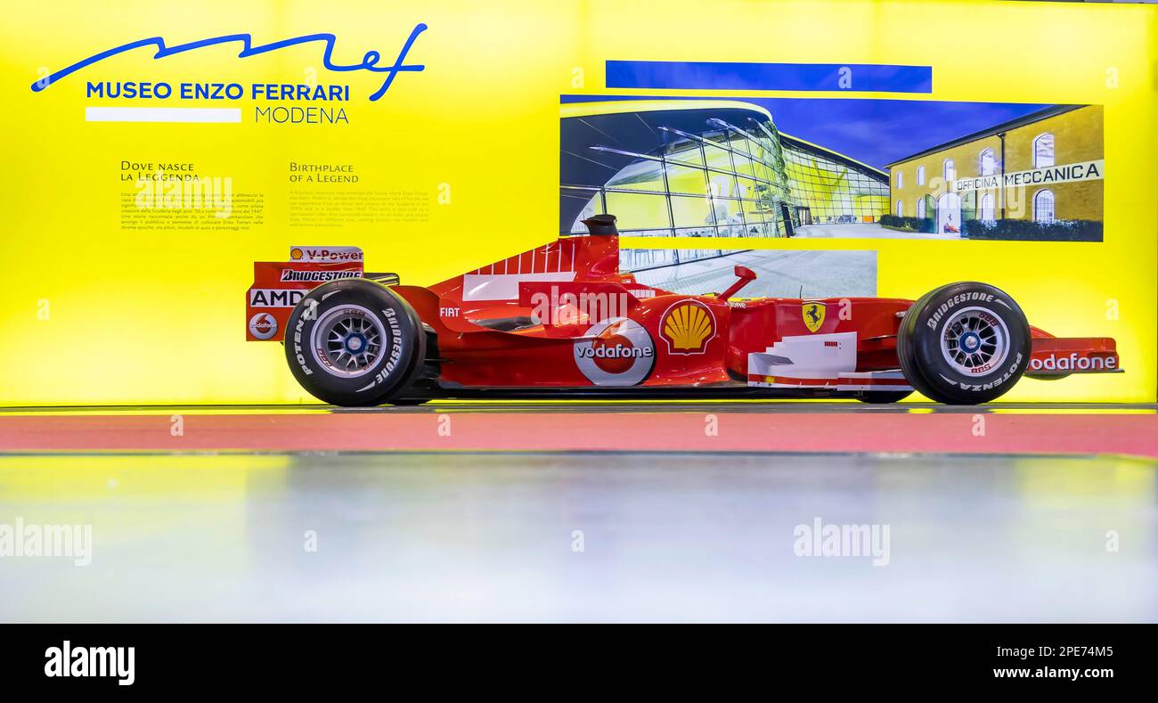 Fiera auto d'epoca retro Classics, Ferrari racing car con pubblicità per il Museo Enzo Ferrari di Modena, Stoccarda, Baden-Wuerttemberg, Germania Foto Stock