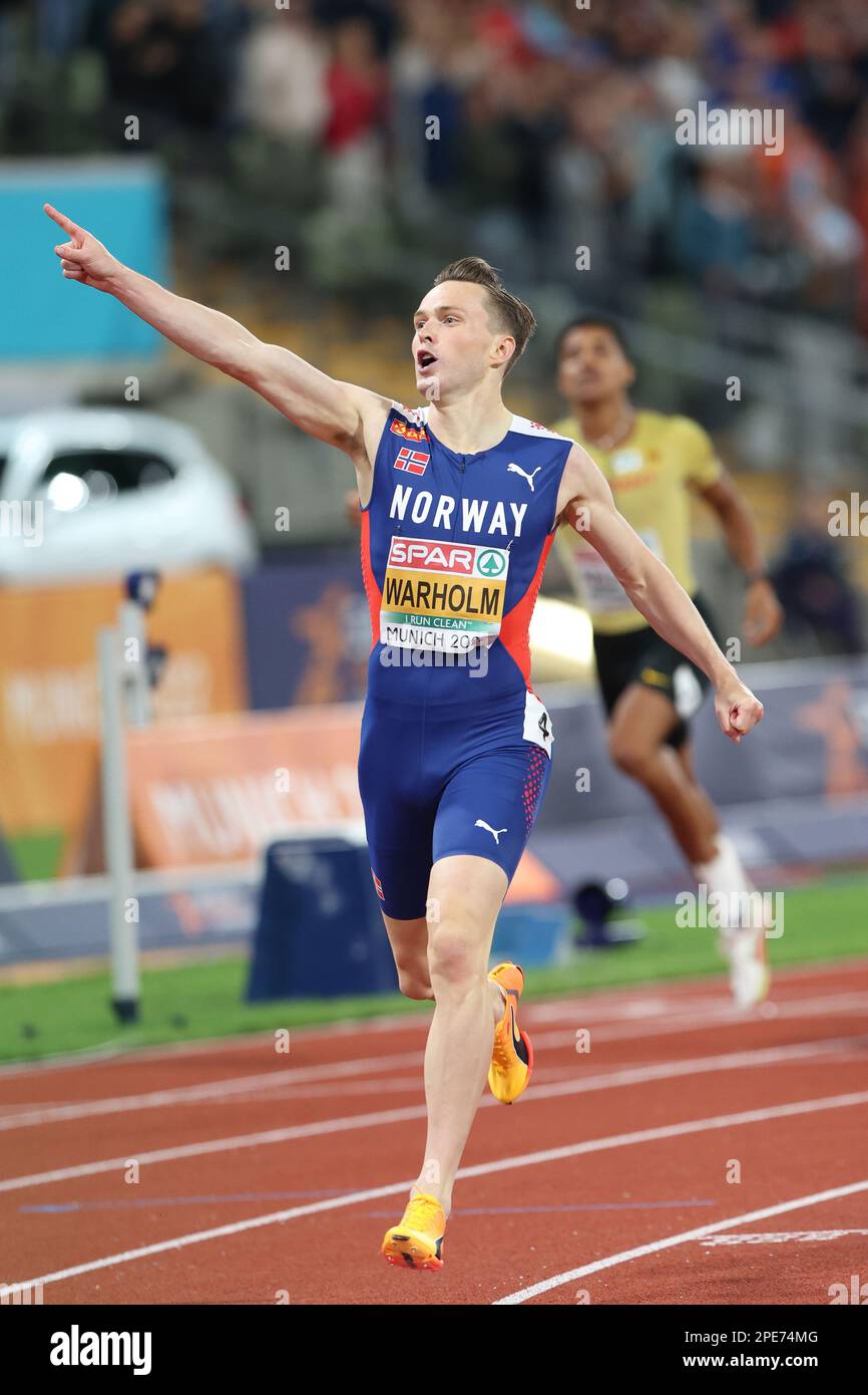 Karsten WARHOLM festeggia come l'attraversamento del traguardo per vincere gli Hurdles 400m al Campionato europeo di Atletica 2022 Foto Stock