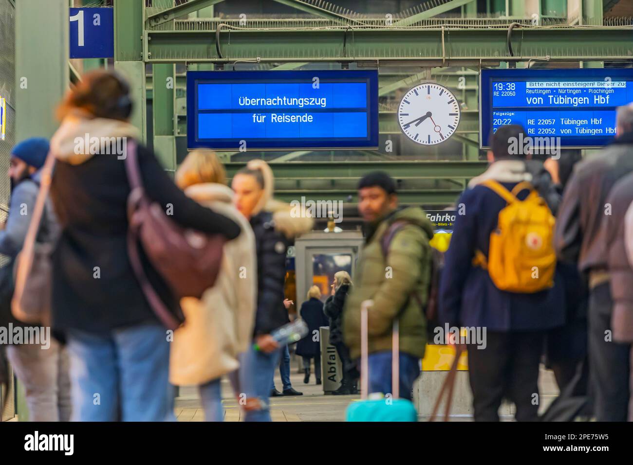 Treno a riposo per i passeggeri della ferrovia in trefolo, dopo la cancellazione del treno a causa del maltempo, i viaggiatori possono trascorrere la notte in stazione, piattaforma Foto Stock