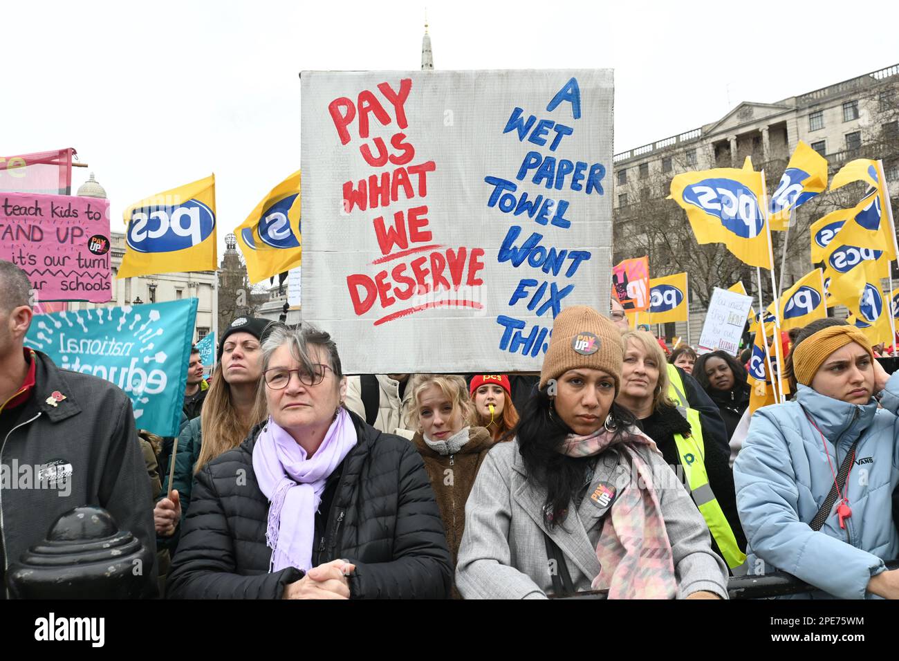 Trafalgar Square, Londra, Regno Unito. 15th Mar, 2023. Dimostrazione: Salvare lo sciopero nazionale delle nostre scuole il giorno del budget. Dieci migliaia di insegnanti, medici, infermieri, genitori e bambini e tutti marzo e chiede un aumento salariale minimo del 5 per cento dovrebbe corrispondere all'inflazione. Credit: Vedi li/Picture Capital/Alamy Live News Foto Stock