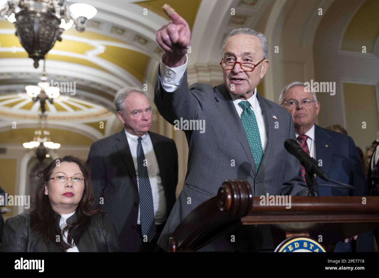 Washington, Stati Uniti. 15th Mar, 2023. (L-R) Sen. Tammy Duckworth, D-il, Sen. Tim Kaine, D-VA, e Sen. Bob Menendez, D-NJ, guarda come Chuck Schumer, leader della maggioranza del Senato, D-NY, prende domande dalla stampa durante una conferenza stampa dopo pranzi settimanali di caucus negli Stati Uniti Campidoglio a Washington, DC Mercoledì, 15 marzo 2023. Foto di Bonnie Cash/UPI Credit: UPI/Alamy Live News Foto Stock