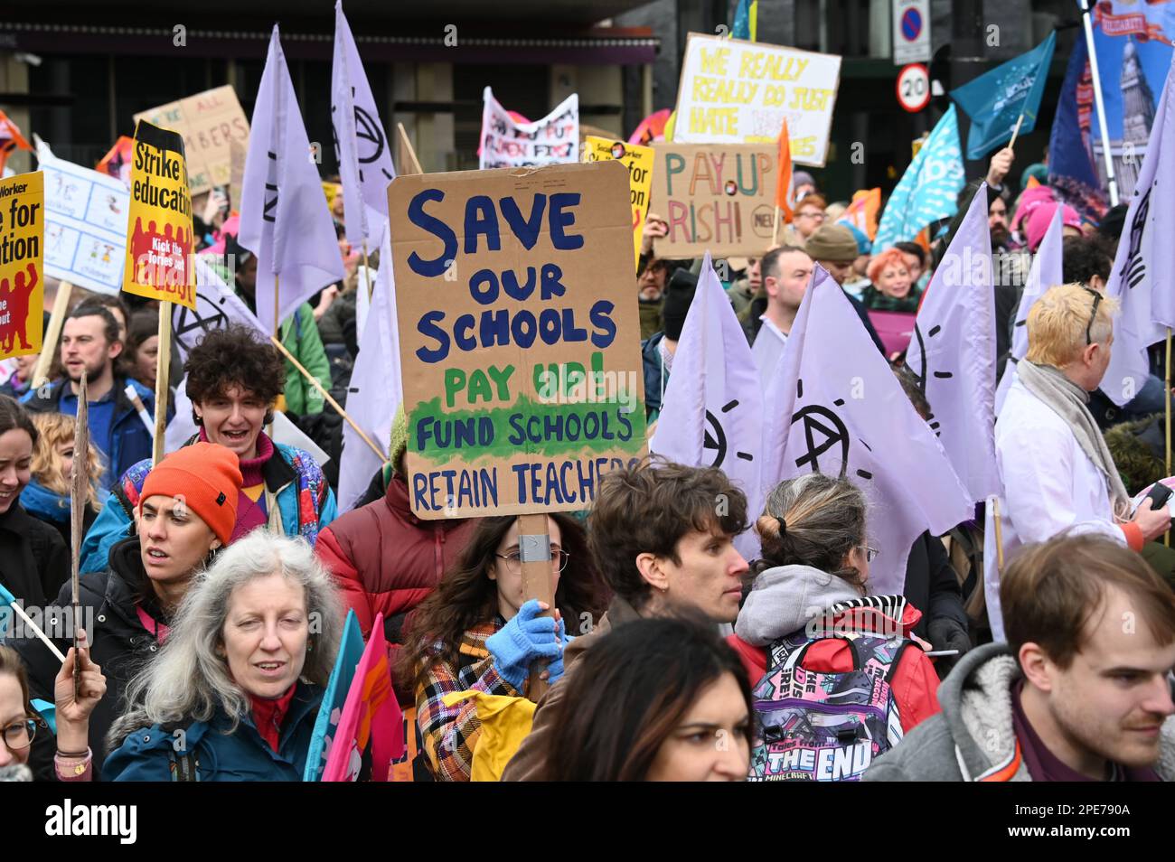 Hype Park, Londra, Regno Unito. 15th Mar, 2023. Dimostrazione: Salvare lo sciopero nazionale delle nostre scuole il giorno del budget. Dieci migliaia di insegnanti, medici, infermieri, genitori e bambini e tutti marzo e chiede un aumento salariale minimo del 5 per cento dovrebbe corrispondere all'inflazione. Credit: Vedi li/Picture Capital/Alamy Live News Foto Stock