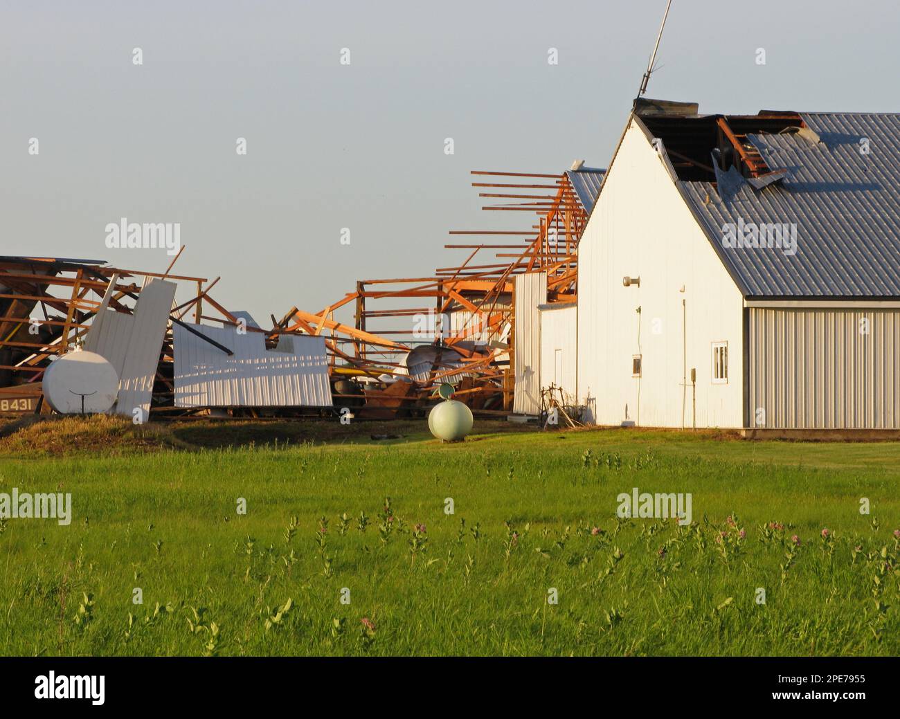 Danni da tempesta di Tornado ad appendiabiti dell'aeroporto locale, Oakes, North Dakota (U.) S. A. luglio 2011 Foto Stock