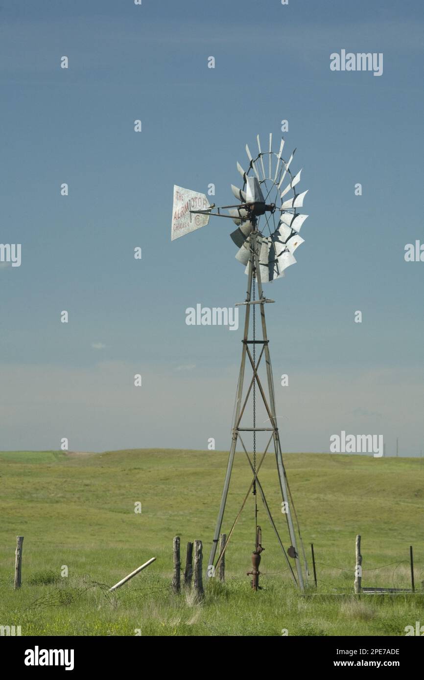 Windpump per fornire acqua per bestiame bovino su prateria, North Dakota (U.) S. A Foto Stock