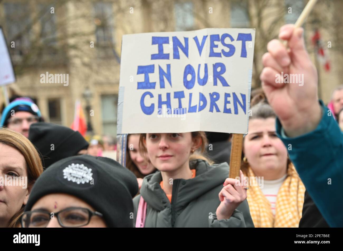 Trafalgar Square, Londra, Regno Unito. 15th Mar, 2023. Dimostrazione: Salvare lo sciopero nazionale delle nostre scuole il giorno del budget. Dieci migliaia di insegnanti, medici, infermieri, genitori e bambini e tutti marzo e chiede un aumento salariale minimo del 5 per cento dovrebbe corrispondere all'inflazione. Credit: Vedi li/Picture Capital/Alamy Live News Foto Stock