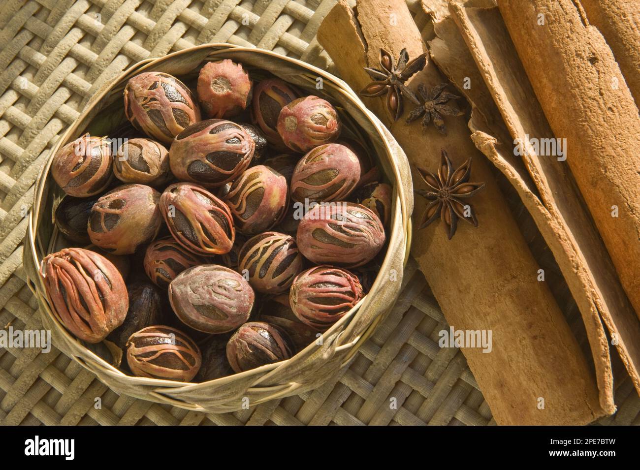 Noce moscata (Myristica fragrans) con macis (seme esterno), vero cannella (Cinnamomum verum) e anice stellato (Illicium vernum), San Lucia Foto Stock