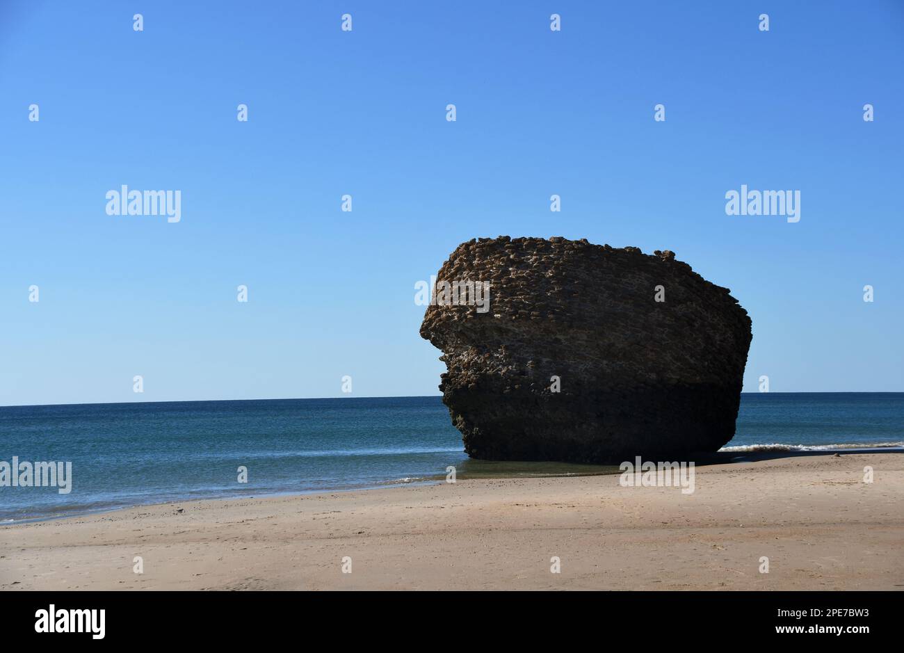 Resti di una torre di guardia sulla spiaggia di Torre de la Higuera a Matalascañas, Huelva. Foto Stock