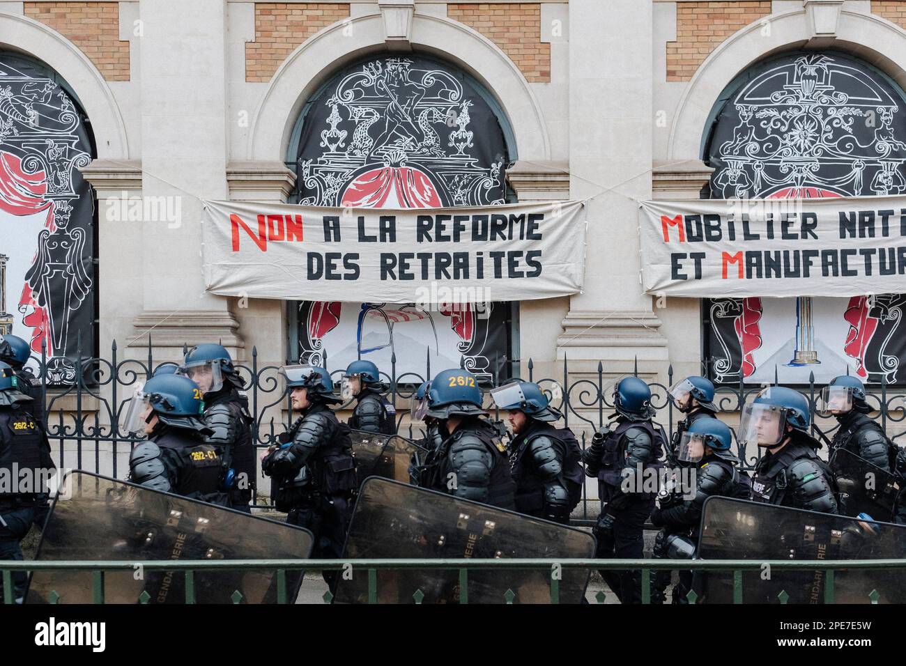 Parigi, Francia. 15th Mar, 2023. Jan Schmidt-Whitley/le Pictorium - dimostrazione contro la riforma pensionistica a Parigi - 15/3/2023 - Francia/Parigi/Parigi - decine di migliaia di persone si sono riunite a Parigi per appello dell'interUnione per mostrare la loro opposizione alla riforma portata dal governo di Elisabeth Borne. Scontri occasionali scoppiarono durante tutto il giorno. Credit: LE PICTORIUM/Alamy Live News Foto Stock