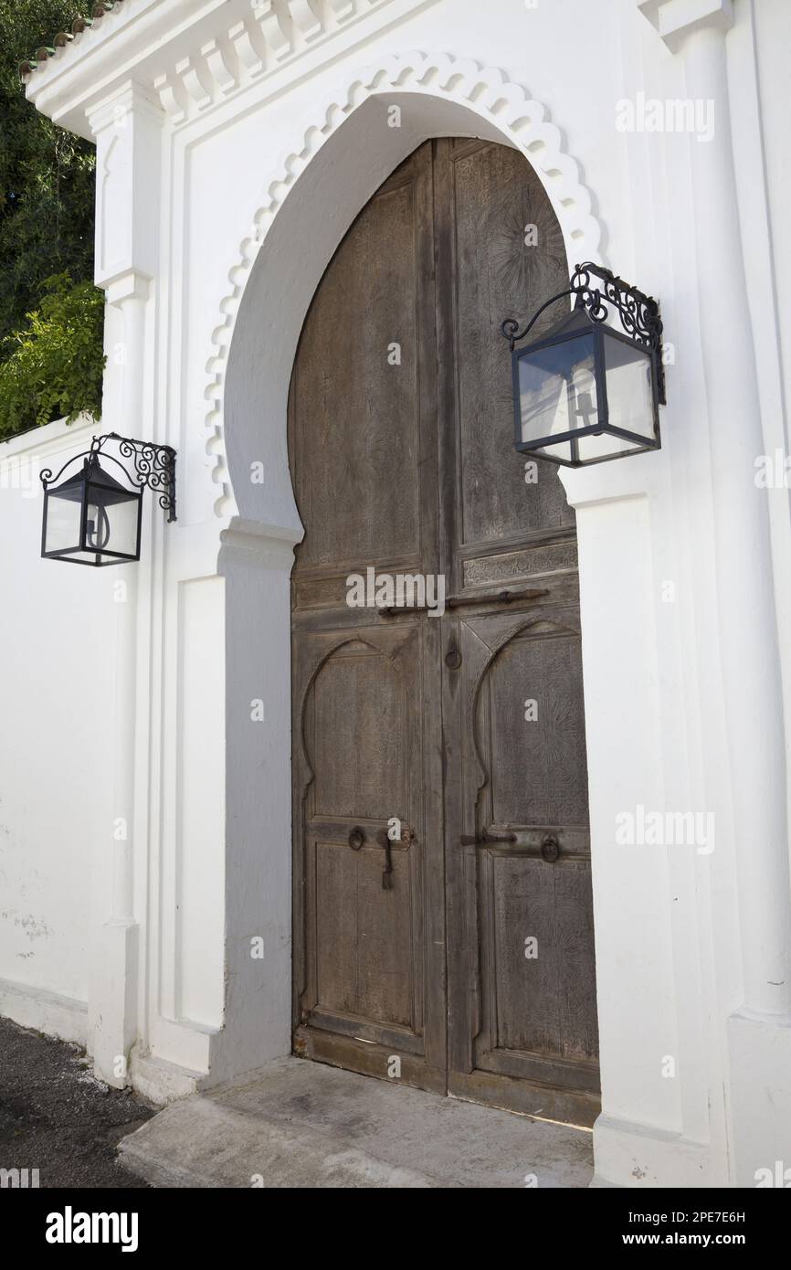 Porta di legno e lanterne in una strada costiera della città, Tangeri, Marocco Foto Stock