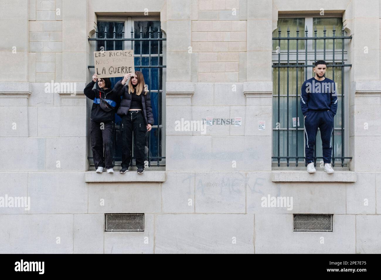 Parigi, Francia. 15th Mar, 2023. Jan Schmidt-Whitley/le Pictorium - dimostrazione contro la riforma pensionistica a Parigi - 15/3/2023 - Francia/Parigi/Parigi - decine di migliaia di persone si sono riunite a Parigi per appello dell'interUnione per mostrare la loro opposizione alla riforma portata dal governo di Elisabeth Borne. Scontri occasionali scoppiarono durante tutto il giorno. Credit: LE PICTORIUM/Alamy Live News Foto Stock