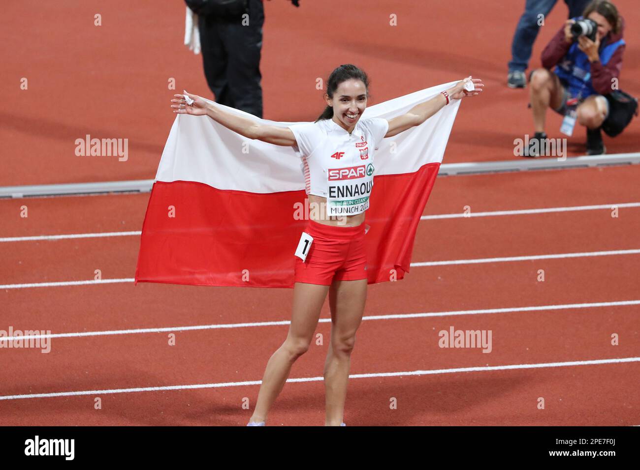 Sofia ENNAOUI 3rd nel Triple Jump festeggia con la bandiera polacca al Campionato europeo di Atletica 2022 Foto Stock