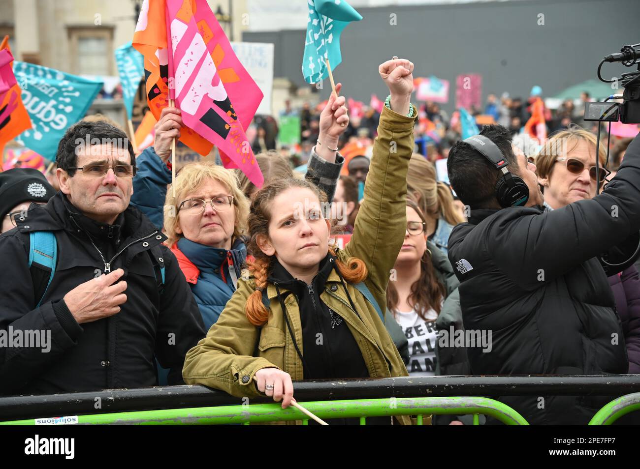 Trafalgar Square, Londra, Regno Unito. 15th Mar, 2023. Dimostrazione: Salvare lo sciopero nazionale delle nostre scuole il giorno del budget. Dieci migliaia di insegnanti, medici, infermieri, genitori e bambini e tutti marzo e chiede un aumento salariale minimo del 5 per cento dovrebbe corrispondere all'inflazione. Credit: Vedi li/Picture Capital/Alamy Live News Foto Stock