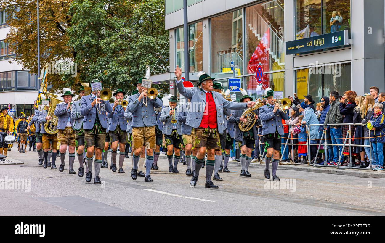 Processione, ingresso del Wiesnwirte, Musikkapelle Sepp Folger, Oktoberfest, Theresienwiese, Monaco di Baviera, Alta Baviera, Baviera, Germania Foto Stock