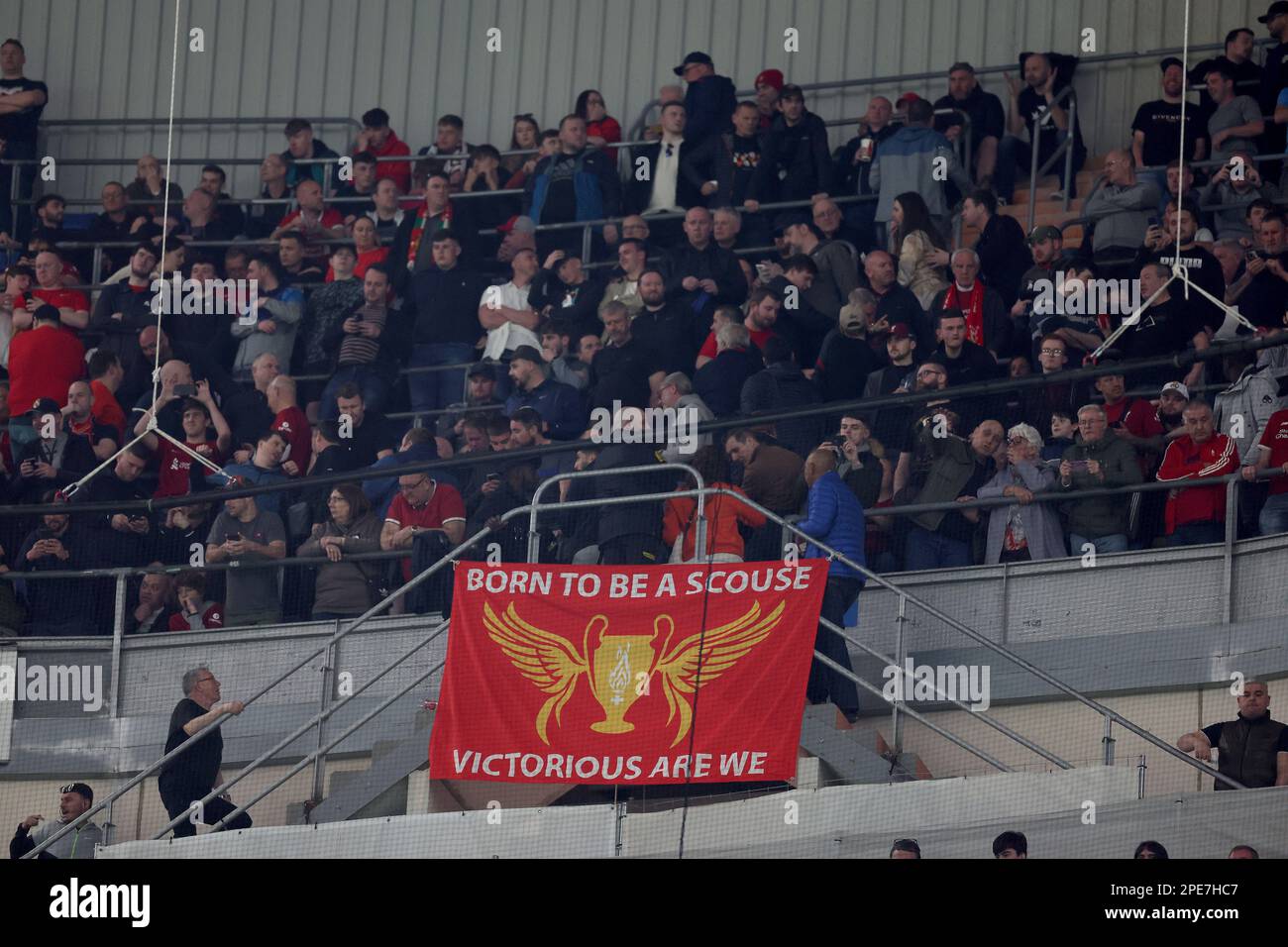 I tifosi di Liverpool si trovano in tribuna prima del round della UEFA Champions League di sedici partite di seconda tappa allo stadio Santiago Bernabeu di Madrid. Data immagine: Mercoledì 15 marzo 2023. Foto Stock