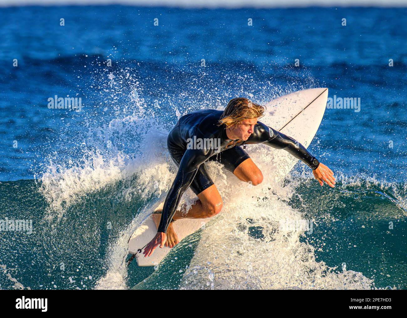 Il surfista cavalca un'onda vicino al South Beach Pavilion a Boca Raton Foto Stock