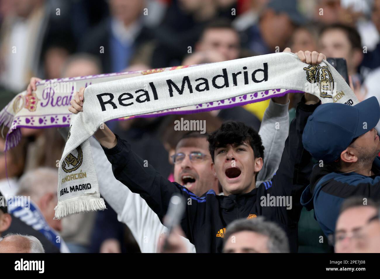 I tifosi del Real Madrid si trovano in tribuna prima del round della UEFA Champions League di sedici partite di seconda tappa allo stadio Santiago Bernabeu di Madrid. Data immagine: Mercoledì 15 marzo 2023. Foto Stock