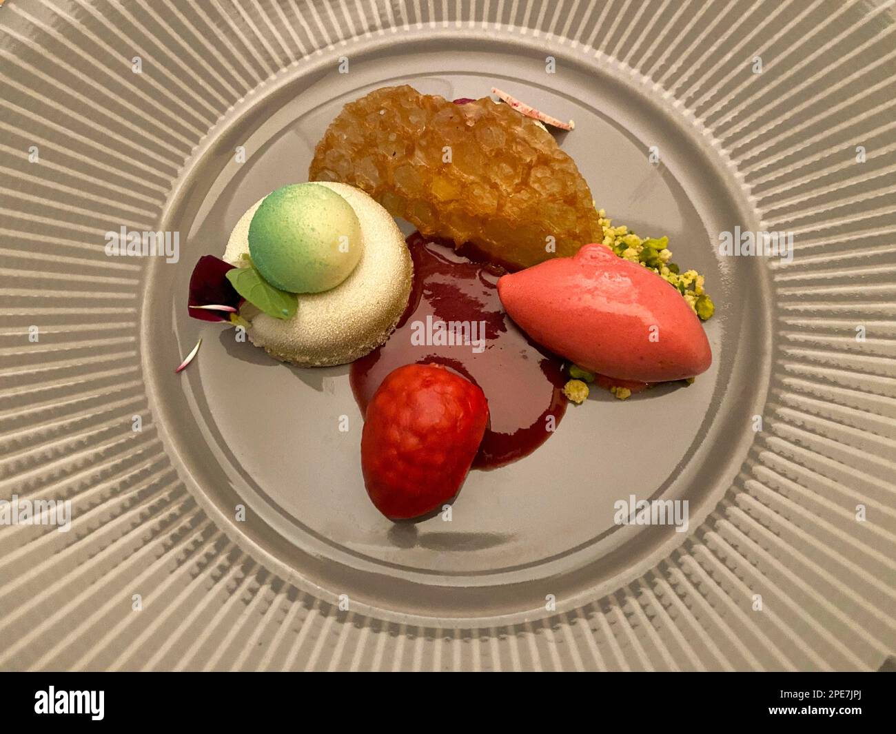 Il lampone incontra il dessert al pistacchio dello chef stellato Michelin Alexander Dinter, Gourmet Restaurant Five, Stoccarda, Baden-Wuerttemberg, Germania Foto Stock