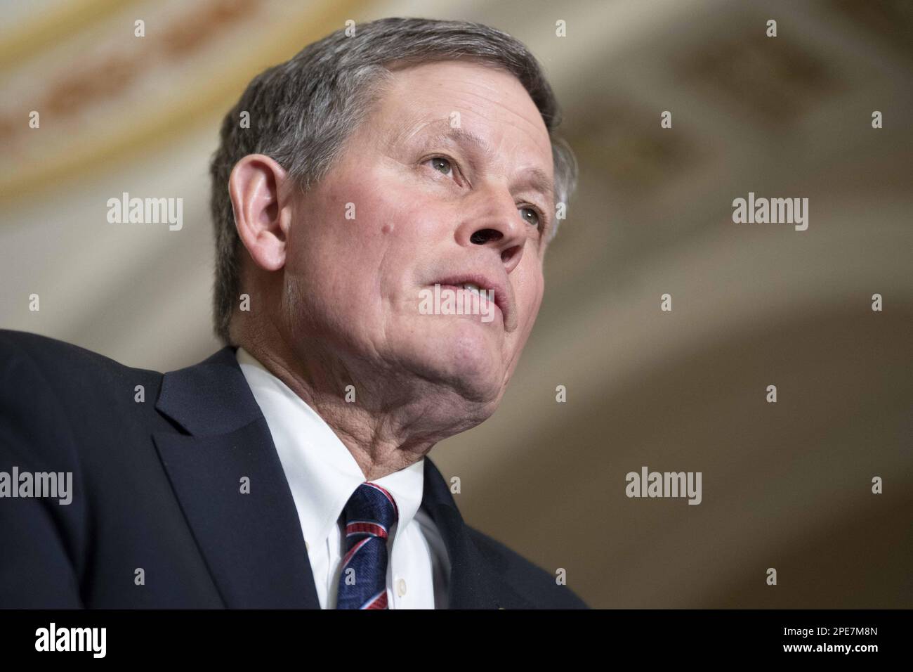 Washington, Stati Uniti. 14th Mar, 2020. Steve Daines, Presidente del Comitato Senatoriale Repubblicano Nazionale, R-MT, parla durante una conferenza stampa dopo pranzi settimanali di caucus negli Stati Uniti Campidoglio a Washington, DC Mercoledì, 15 marzo 2023. Foto di Bonnie Cash/UPI Credit: UPI/Alamy Live News Foto Stock