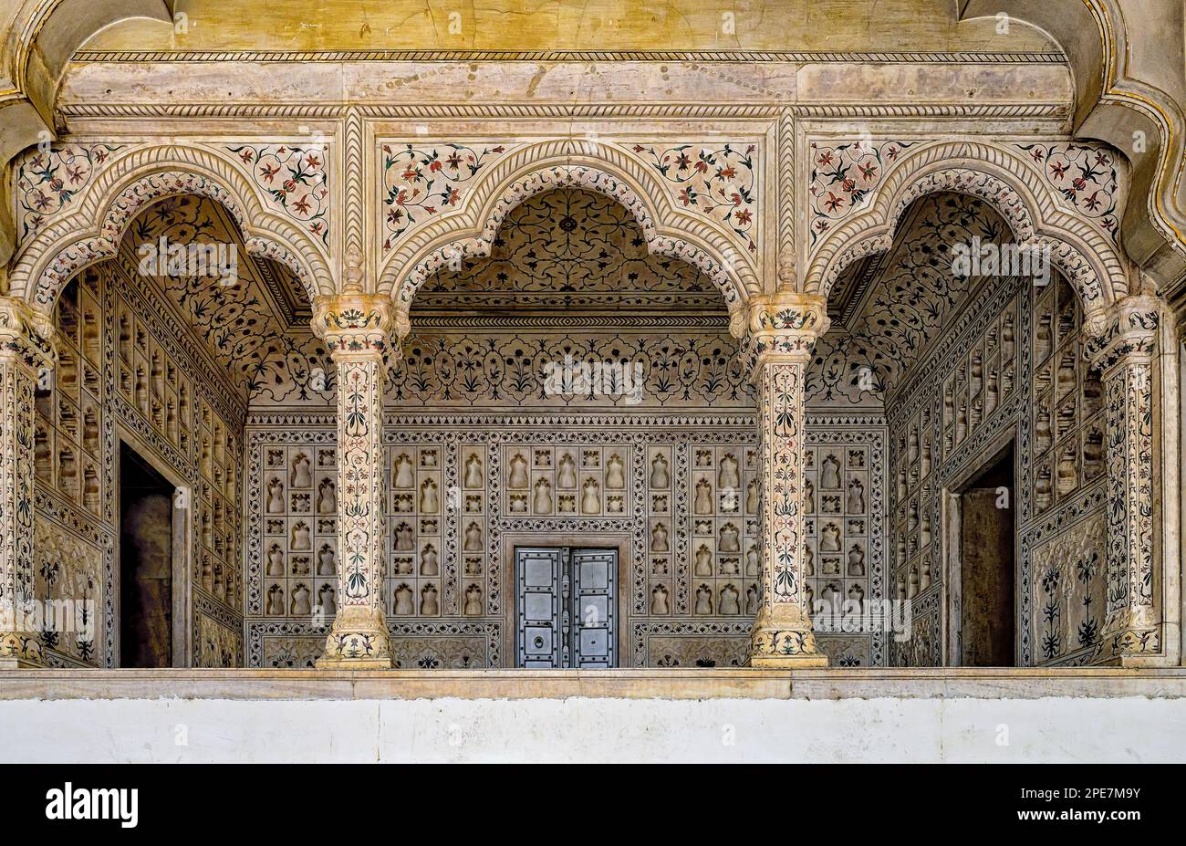 Questa camera, la ‘jharokhaa’, dove l’imperatore sedeva sul trono, aveva un’apertura a tre archi, fatta di marmo intarsiato con pietre preziose. Foto Stock