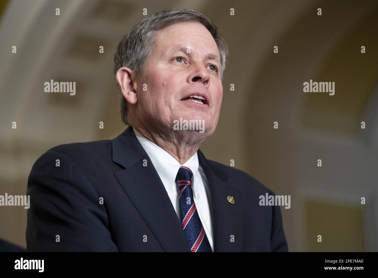 Washington, Stati Uniti. 14th Mar, 2020. Steve Daines, Presidente del Comitato Senatoriale Repubblicano Nazionale, R-MT, parla durante una conferenza stampa dopo pranzi settimanali di caucus negli Stati Uniti Campidoglio a Washington, DC Mercoledì, 15 marzo 2023. Foto di Bonnie Cash/UPI Credit: UPI/Alamy Live News Foto Stock