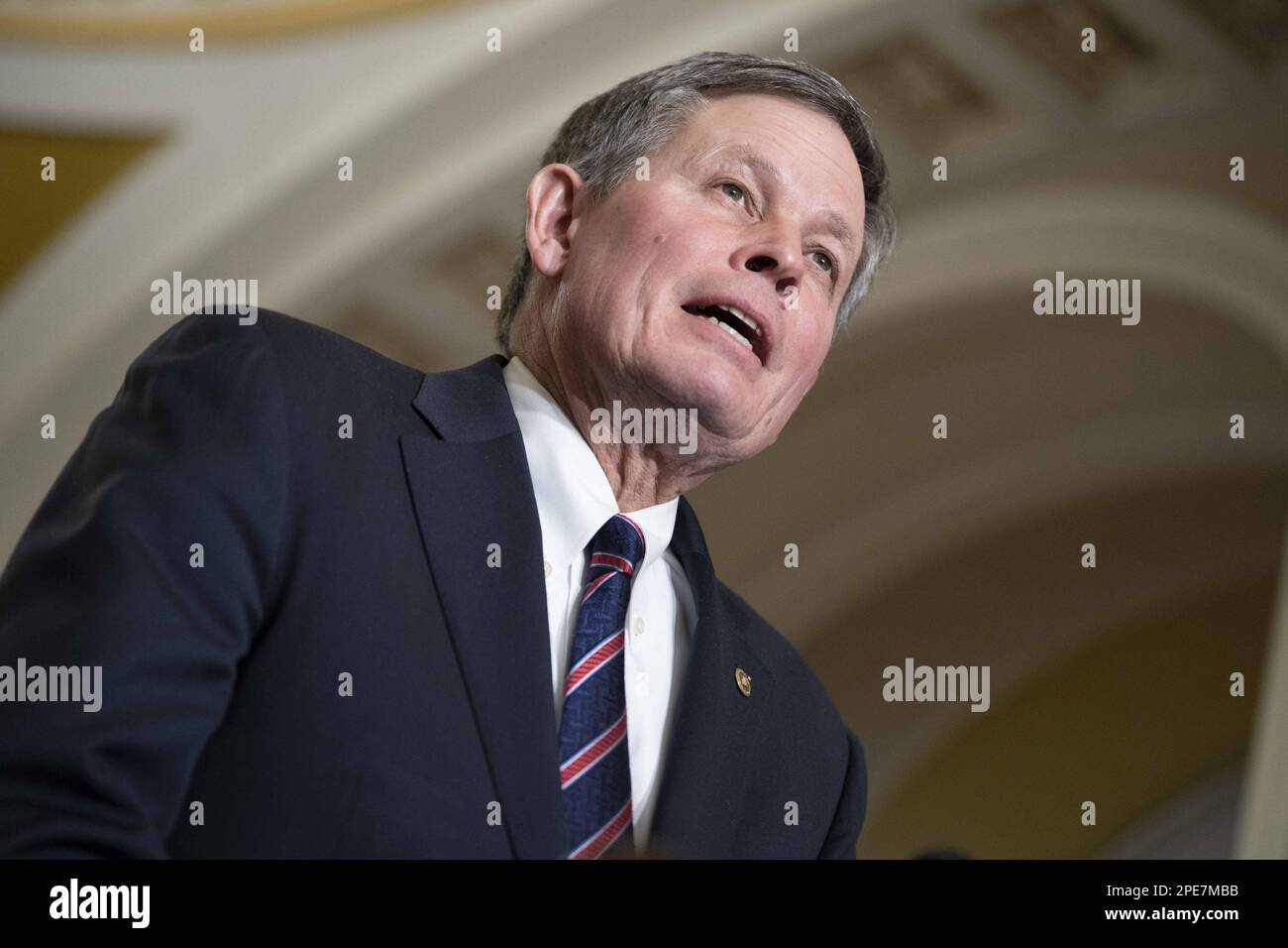 Washington, Stati Uniti. 14th Mar, 2020. Steve Daines, Presidente del Comitato Senatoriale Repubblicano Nazionale, R-MT, parla durante una conferenza stampa dopo pranzi settimanali di caucus negli Stati Uniti Campidoglio a Washington, DC Mercoledì, 15 marzo 2023. Foto di Bonnie Cash/UPI Credit: UPI/Alamy Live News Foto Stock