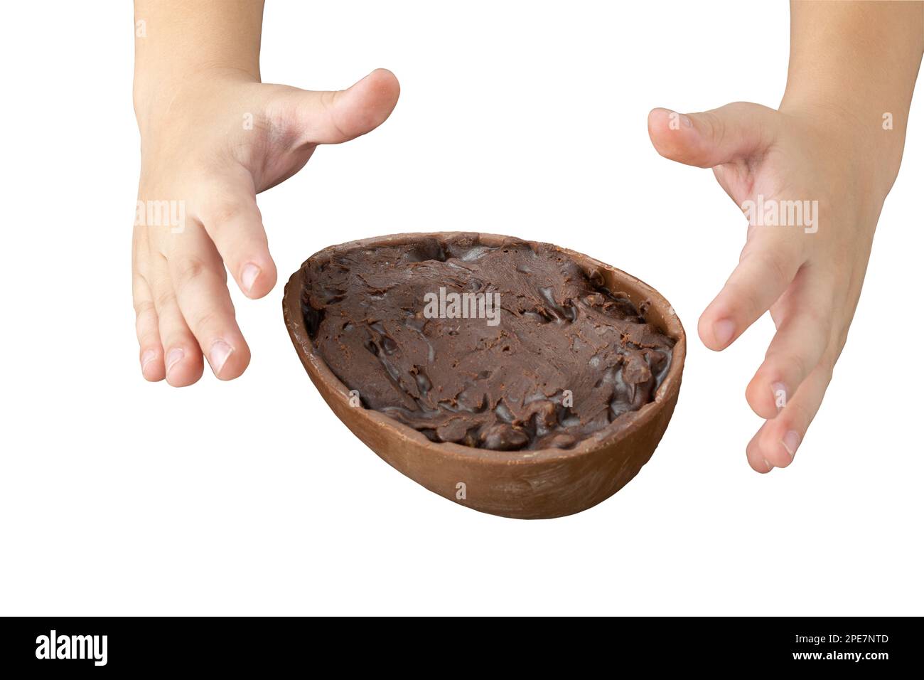 Le mani del bambino che raggiungono per un uovo di cioccolato riempito di noci e cioccolato fondente. Foto Stock