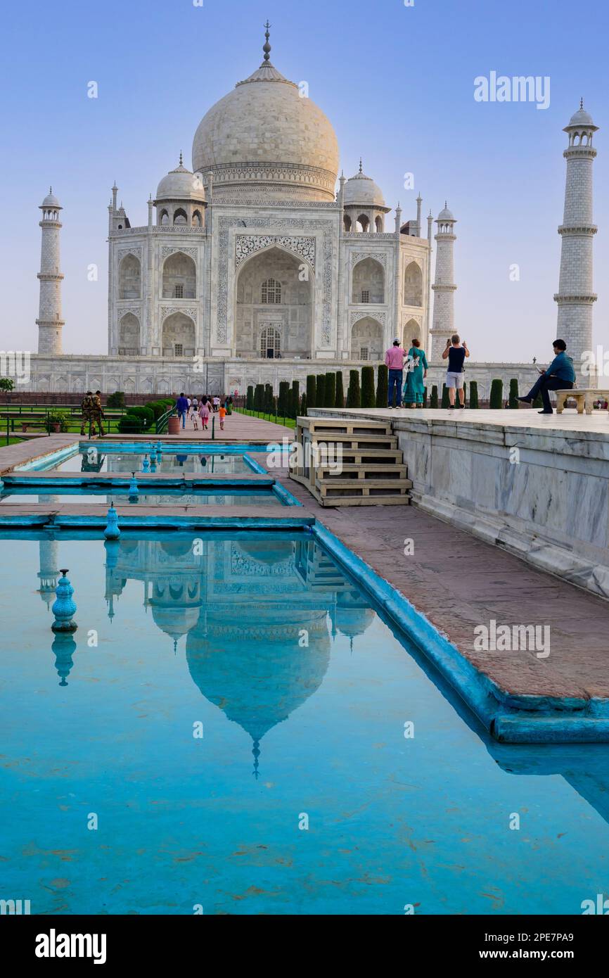 La struttura in marmo Makrana del Taj Mahal è sormontata da una cupola bulbosa e circondata da quattro minareti di uguale altezza Foto Stock