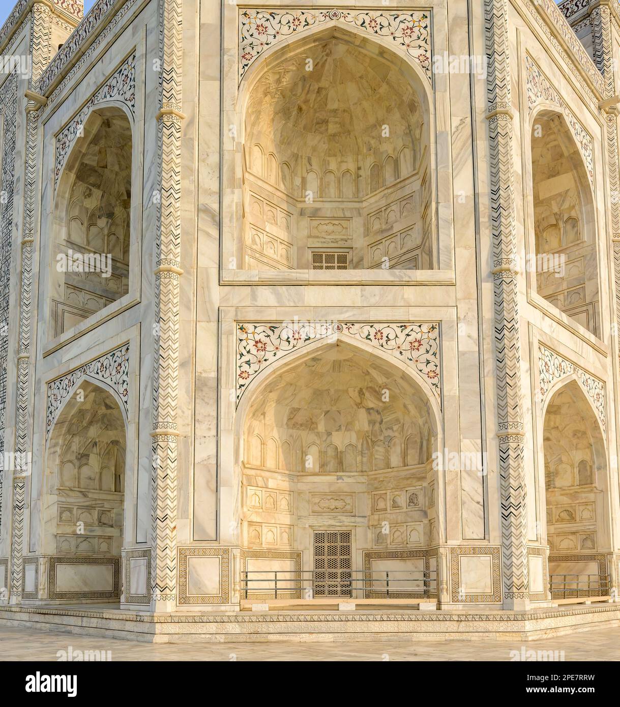 Sull'esterno dell'edificio principale dominano le facciate del Mausoleo Taj Mahal Foto Stock